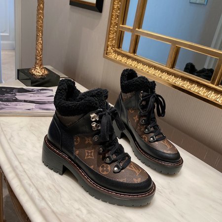 Louis Vuitton Autumn and winter new Monogram classic element wool boots