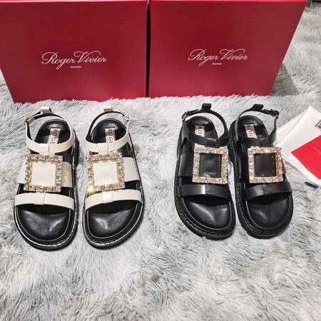 Roger Viver Soft and comfortable buckle sandals