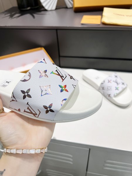 Louis Vuitton slippers