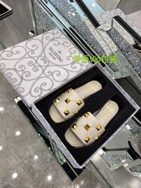 Valentino Rivet element