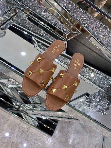 Valentino Rivet element