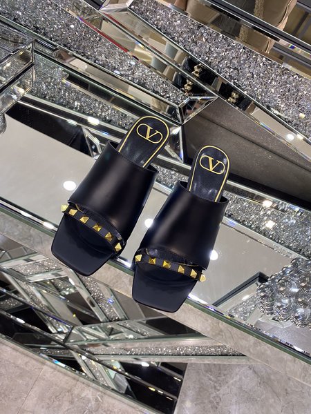 Valentino Rivet element