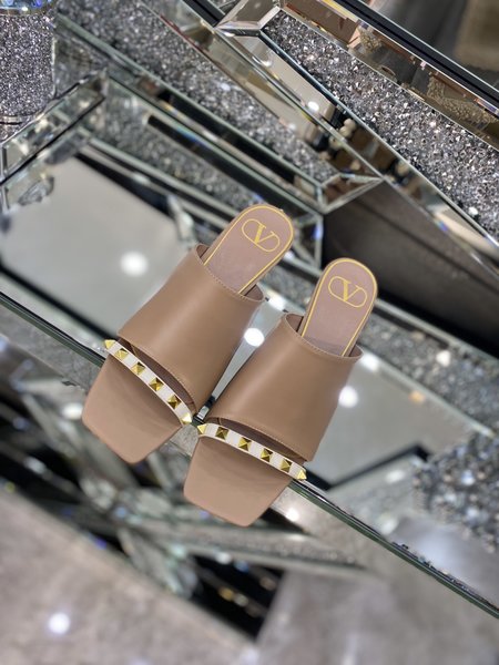 Valentino Rivet element