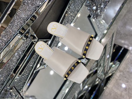 Valentino Rivet element