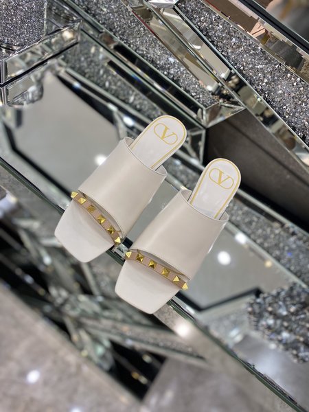 Valentino Rivet element