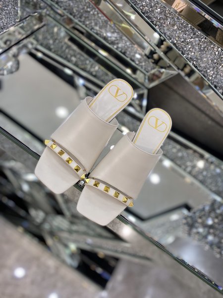 Valentino Rivet element