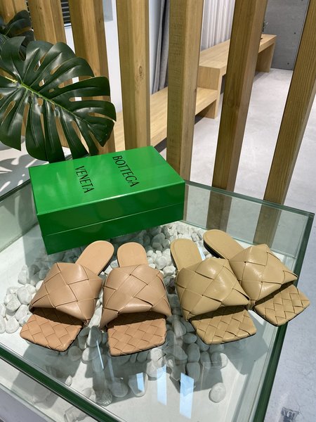 Bottega Veneta Flat woven slippers