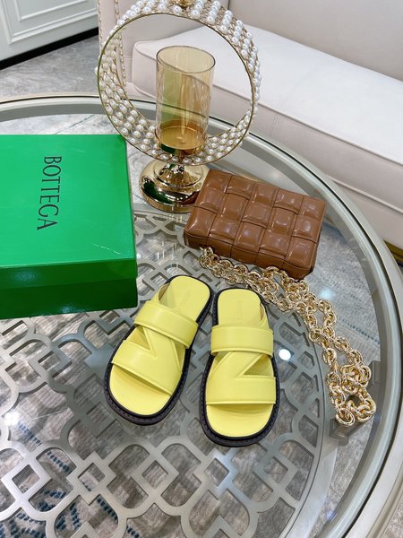 Bottega Veneta Woven slippers embossed cowhide