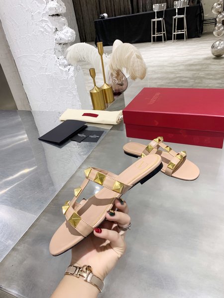 Valentino Hollow design with classic rivet block heel sandals