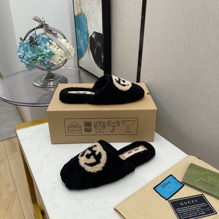 Gucci Lamb wool slippers with GG letters pattern