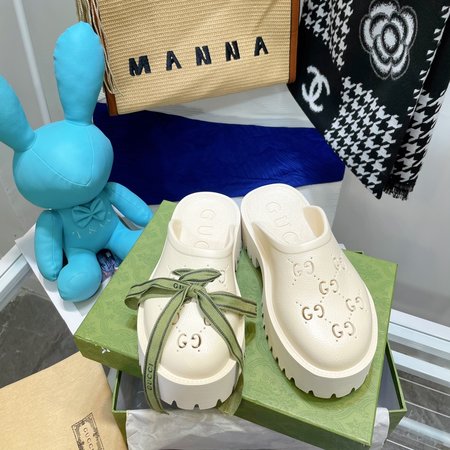 Gucci Hollow slippers