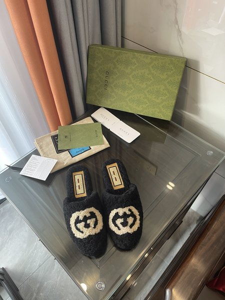 Gucci Lamb wool slippers GG Logo design