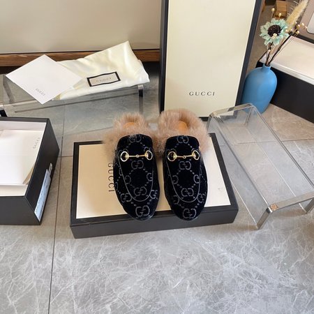 Gucci Black velvet embroidered plush slippers calfskin and silk velvet
