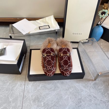 Gucci Black velvet embroidered plush slippers calfskin and silk velvet