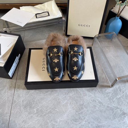 Gucci Little bee embroidered horsebit fur slippers