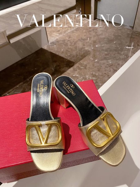Valentino Ladies slippers V-shaped hardware