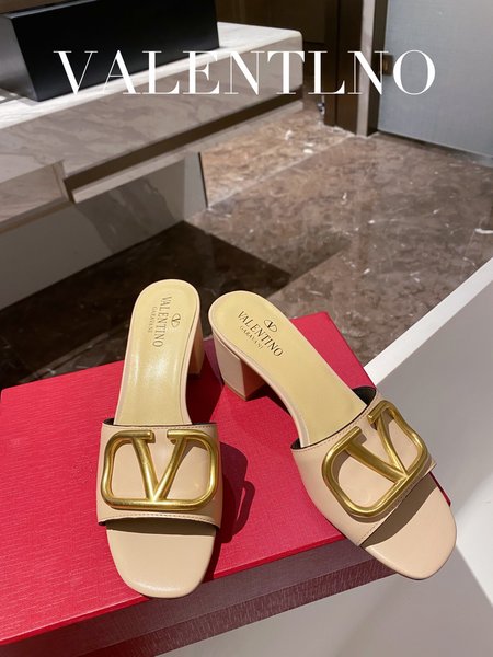 Valentino Ladies slippers V-shaped hardware