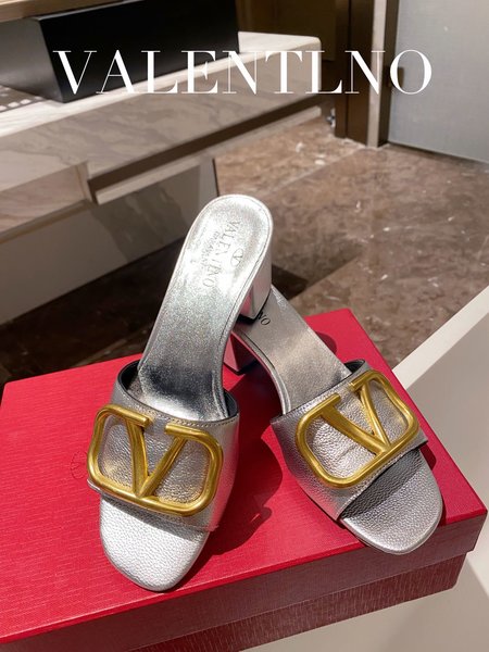 Valentino Ladies slippers V-shaped hardware