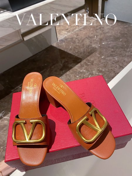 Valentino Ladies slippers V-shaped hardware