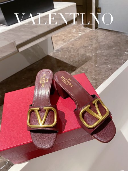 Valentino Ladies slippers V-shaped hardware