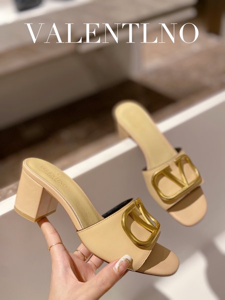 Valentino Ladies slippers V-shaped hardware