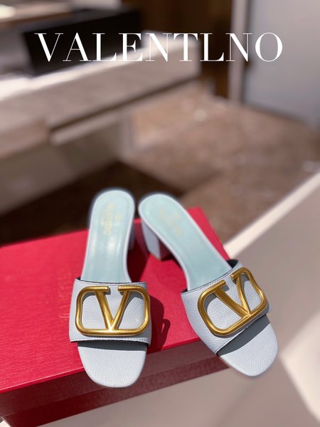 Valentino Ladies slippers V-shaped hardware