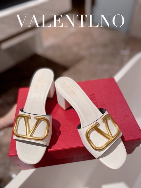 Valentino Ladies slippers V-shaped hardware