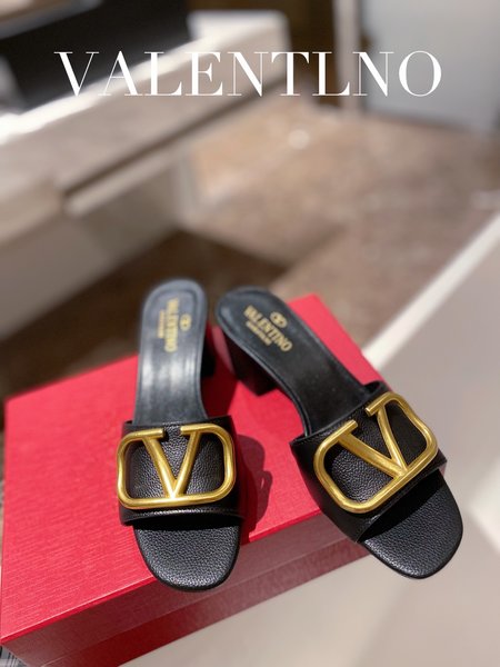 Valentino Ladies slippers V-shaped hardware