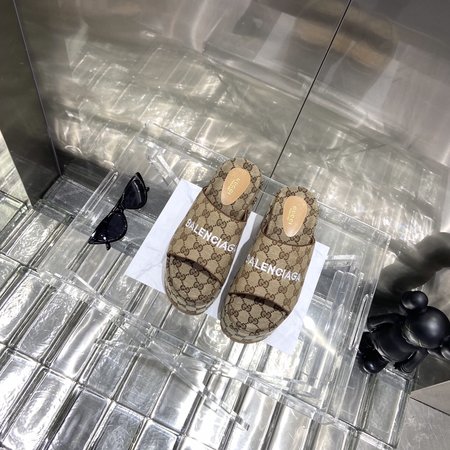 Gucci festival joint slippers
