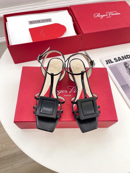 Roger Viver Classic generous buckle