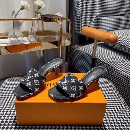 Louis Vuitton Embossed slippers
