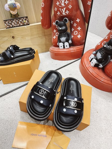 Louis Vuitton P sandals slippers