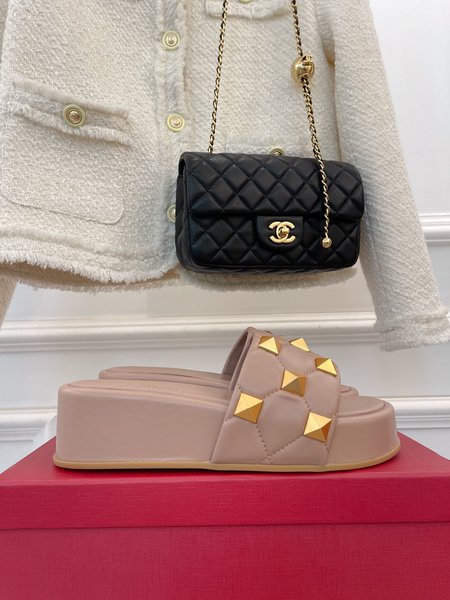 Valentino Simple big V buckle rivet slippers