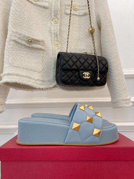 Valentino Simple big V buckle rivet slippers