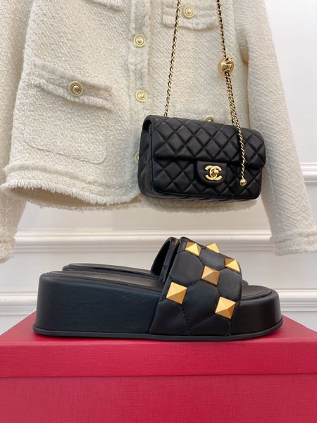 Valentino Simple big V buckle rivet slippers