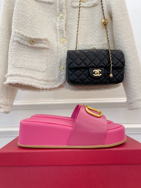 Valentino Simple big V buckle rivet slippers