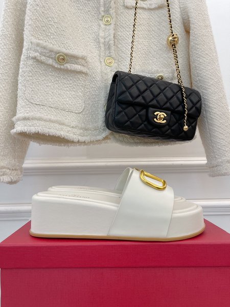 Valentino Simple big V buckle rivet slippers