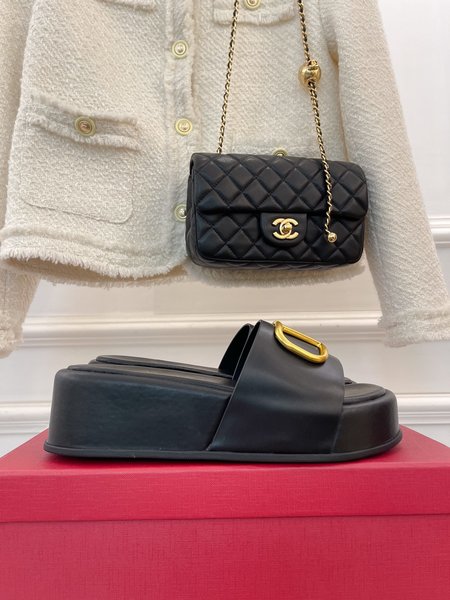 Valentino Simple big V buckle rivet slippers