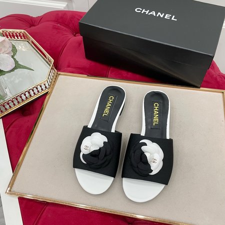 Chanel Elegant high-end camellia slippers