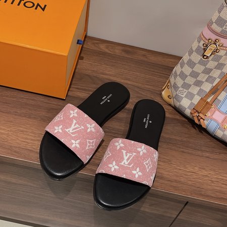 Louis Vuitton classic slippers