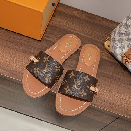 Louis Vuitton classic slippers
