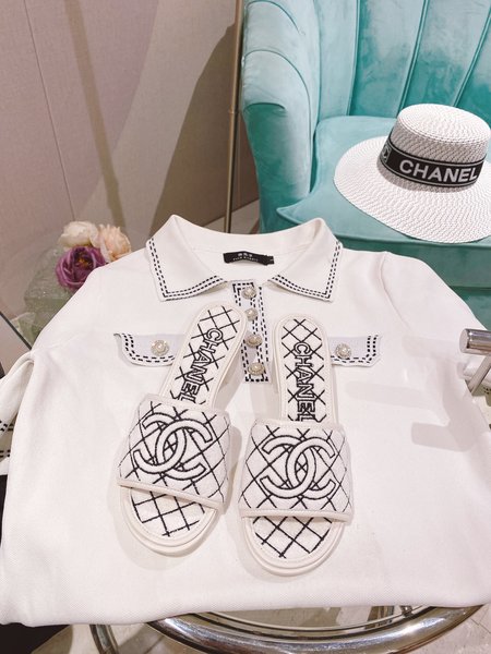 Chanel flat chunky heel slippers