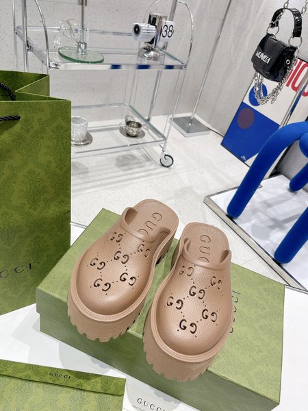 Gucci Platform slippers with GG pattern