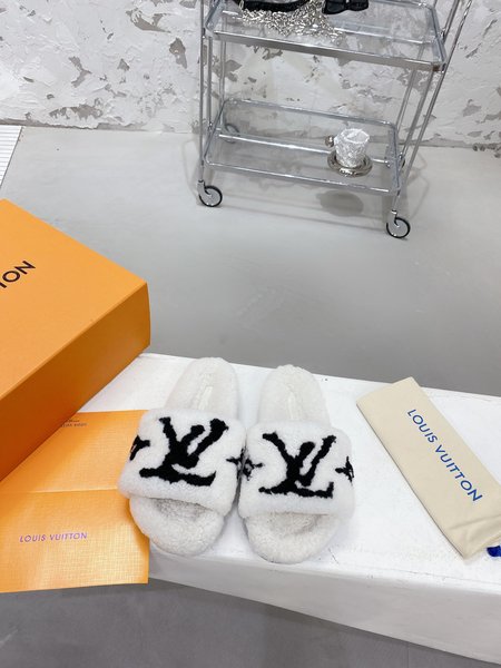 Louis Vuitton flat wool slippers