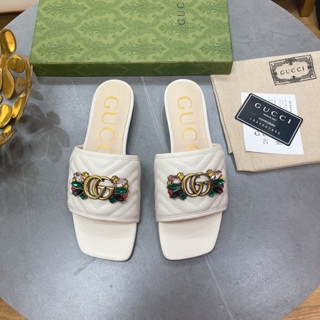 Gucci flat heel flip flop