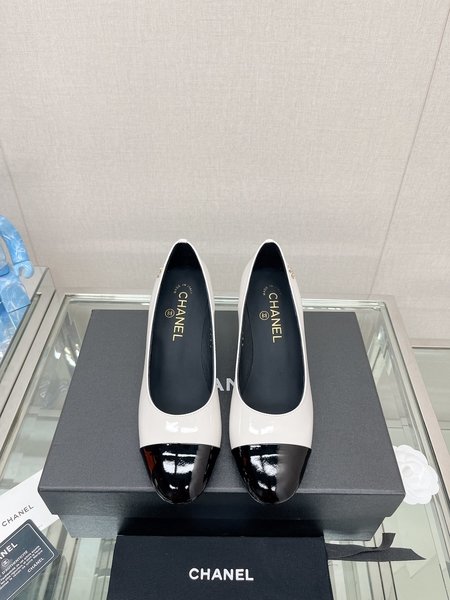 Chanel Thick heel chain back sandals