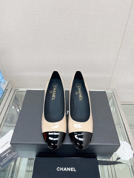 Chanel Thick heel chain back sandals