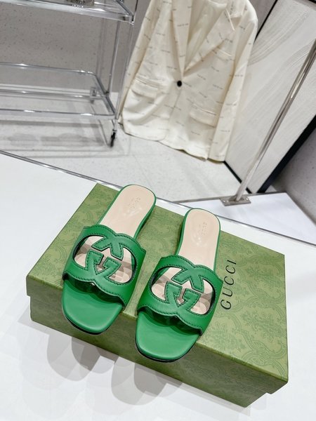 Gucci flip flops sandals