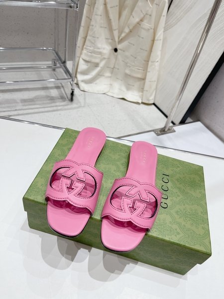 Gucci flip flops sandals