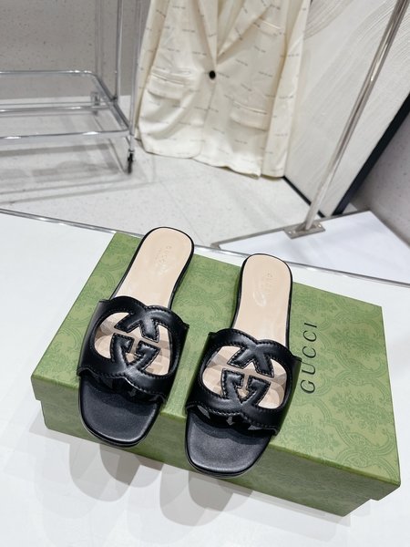 Gucci flip flops sandals